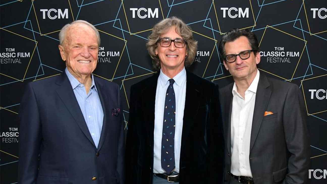 (LR) George Stevens Jr., Alexander Payne ve TCM sunucusu Ben Mankiewicz, 2023 TCM Klasik Film Festivali sırasında 'Penny Serenade' gösterimine katıldı