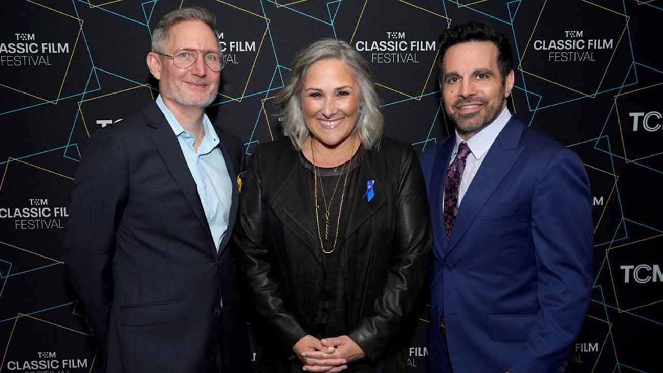 (LR) TCMFF Genel Müdürü Mark Wynns, Ricki Lake ve Mario Cantone, 2023 TCM Klasik Film Festivali sırasında 'Hairspray' gösterimine katıldı