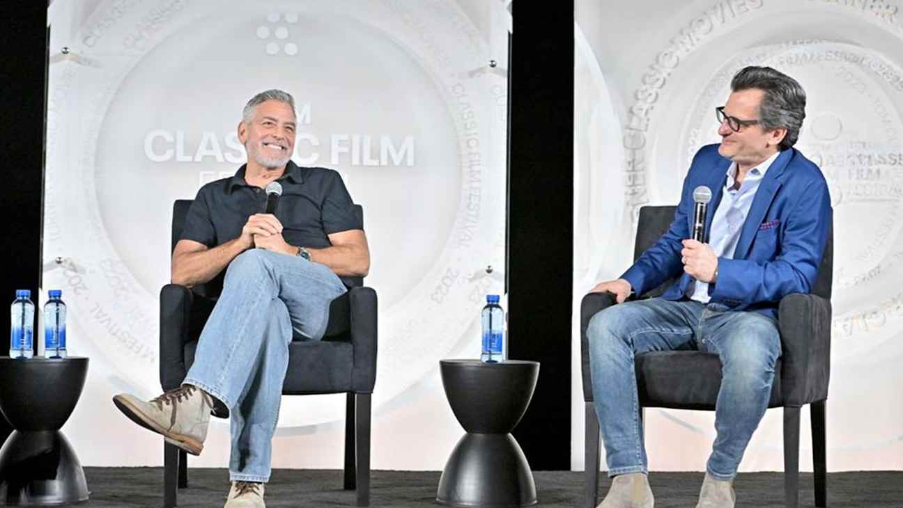 George Clooney ve Ben Mankiewicz, 2023 TCM Klasik Film Festivali sırasında 'Ocean's Eleven' gösteriminde sahnede konuşuyor