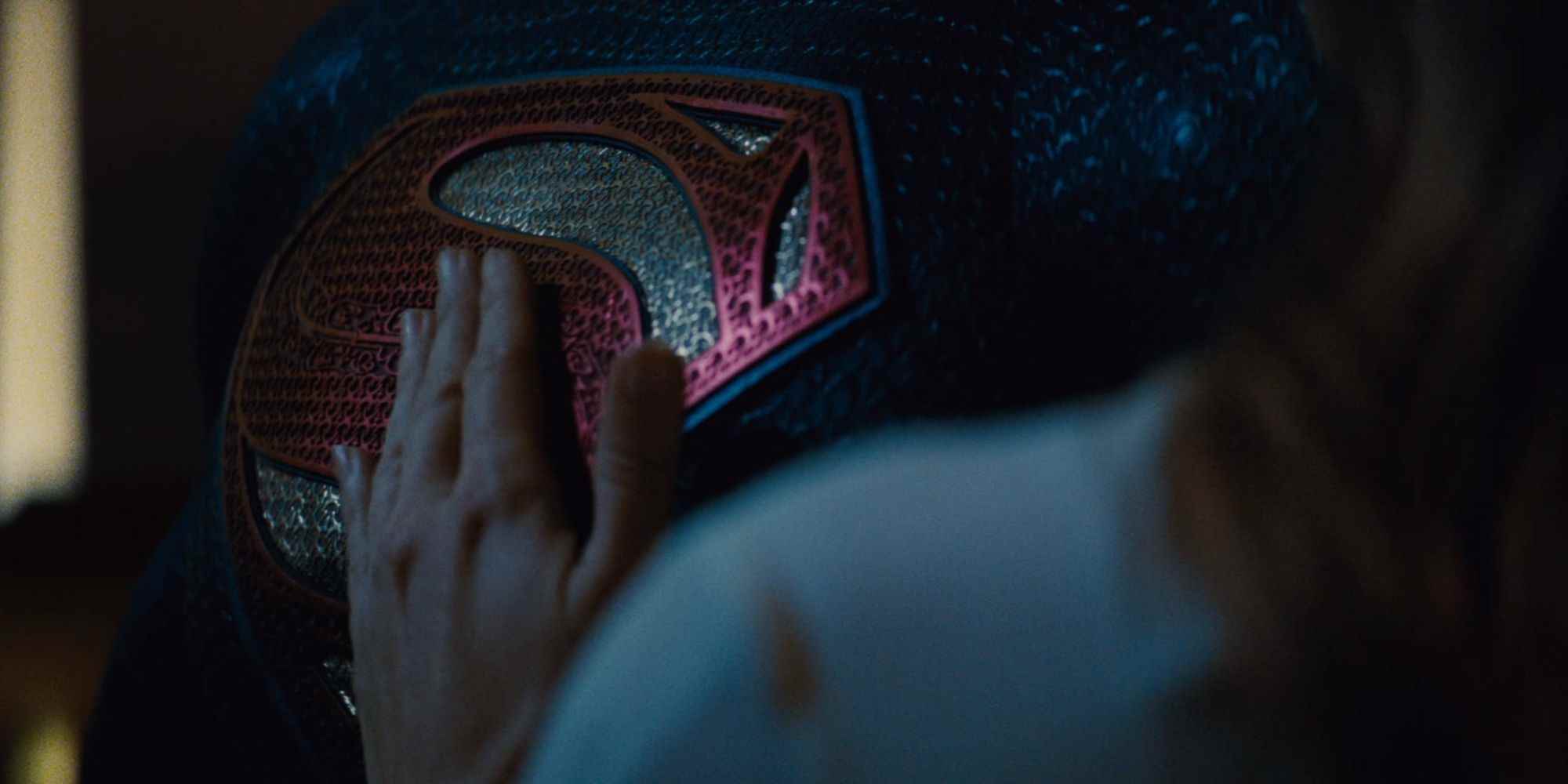 Lois Lane, Batman V Superman Dawn of Justice (2016) filminde Superman'in sembolüne dokunuyor