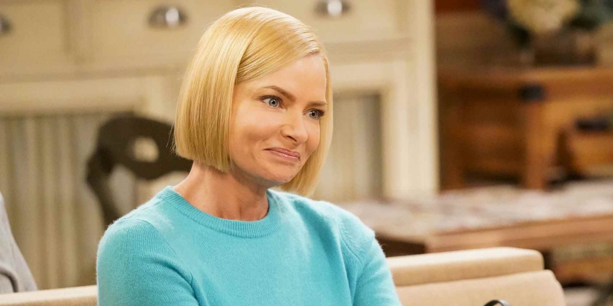 Jaime Pressly Anne'de gülümsüyor