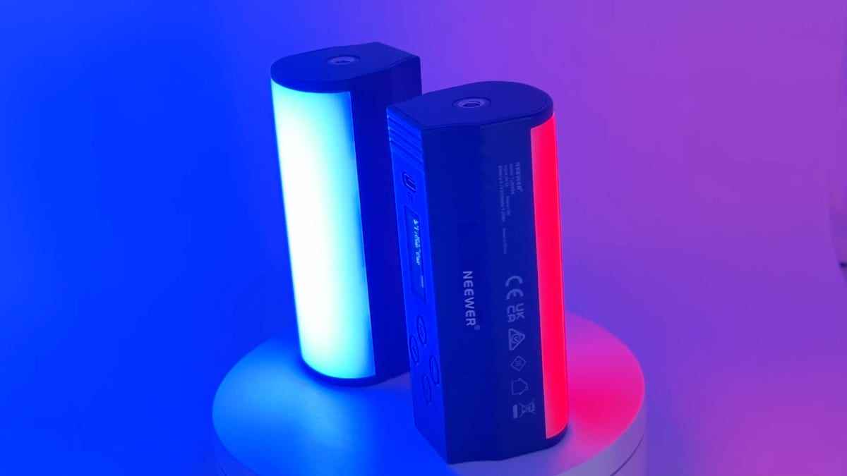 Kırmızı ve mavi ışık yayan iki Neewer TL96RGB manyetik ışık çubuğu
