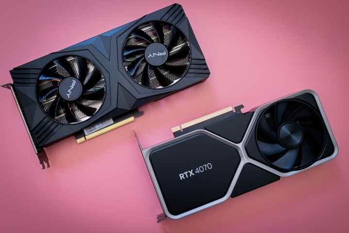 Yan yana oturan iki RTX 4070 grafik kartı.