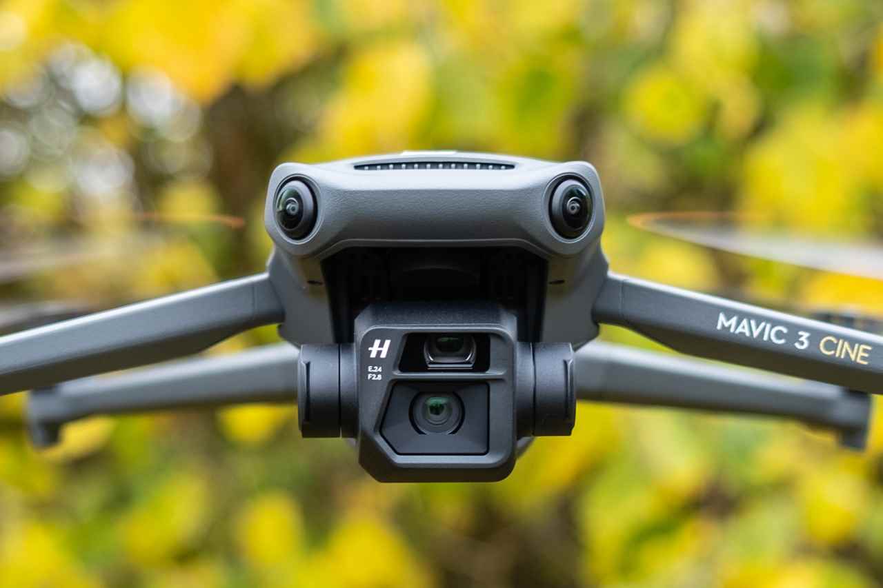 Bazı ağaçların önünde uçan DJI Mavic 3 uçağı