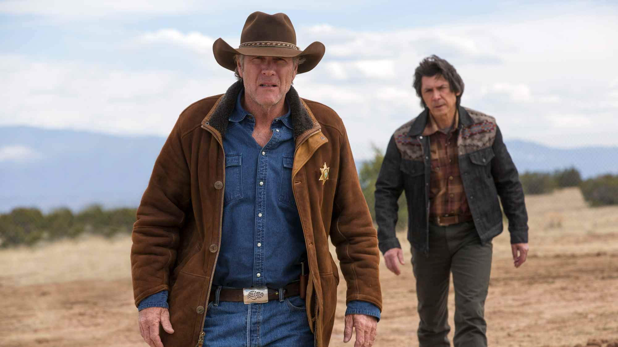 (Soldan Sağa) Longmire'da Robert Taylor ve Lou Diamond Phillips