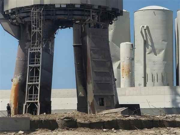 Bomba patlamış gibi.  Uzay aracı Starship'in fırlatılmasından sonra parçalanmış fırlatma rampasının yayınlanan fotoğrafları