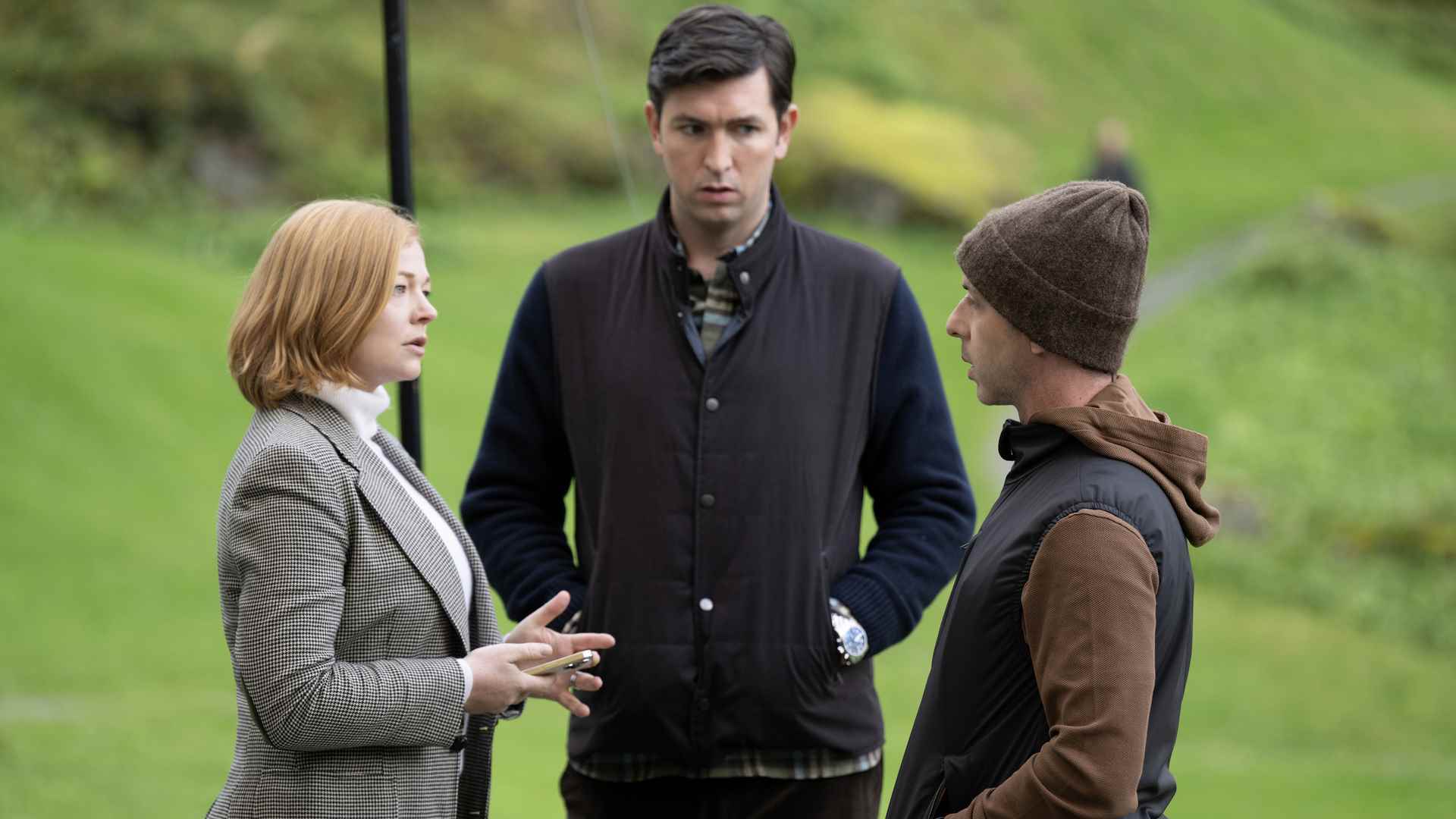 (soldan sağa) Sarah Snook Shiv rolünde, Nicholas Braun Greg rolünde, Jeremy Strong Kendall rolünde Succession 4. sezon 5. bölüm