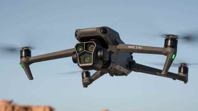 Uçuş halindeki DJI Mavic 3 Pro'nun yakından görünümü.