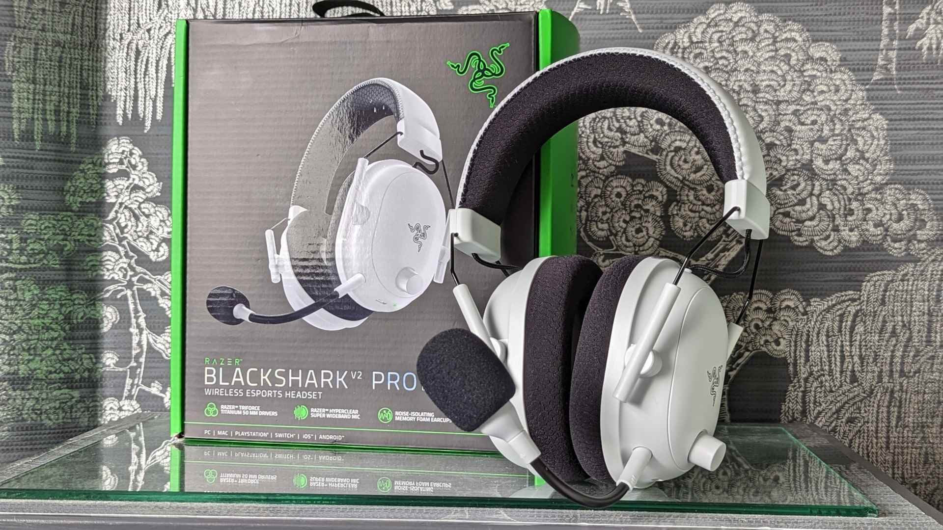 Razer BlackShark V2 Pro incelemesi: Perakende ambalajına bitişik bir kablosuz oyun kulaklığı.