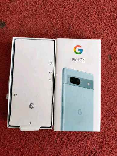 Bu, 2023'ün en kompakt amiral gemilerinden biridir.  6,1 inç ekran ve üst düzey SoC Tensor G2 ile donatılmış Google Pixel 7A'nın canlı fotoğrafları