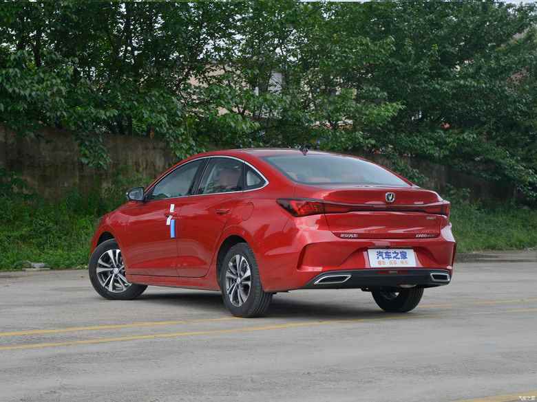 Hyundai Solaris gibi ama Çin için.  Sunulan bütçe sedan Changan Yidong Plus: 13,5 bin dolarlık bir fiyata, 160 beygir gücünde bir motoru ve kabinde iki ekranı var