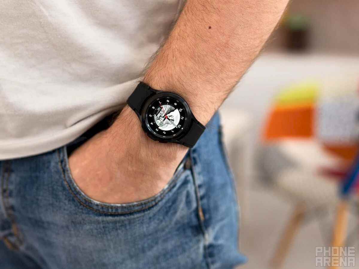 Şık ve çok yönlü, Siyah Galaxy Watch 4 Classic.  |  Resim kredisi - PhoneArena - Amazon İngiltere, Galaxy Watch 4 Classic'i neredeyse yarı fiyatına ve üç yıllık garantiye sahip