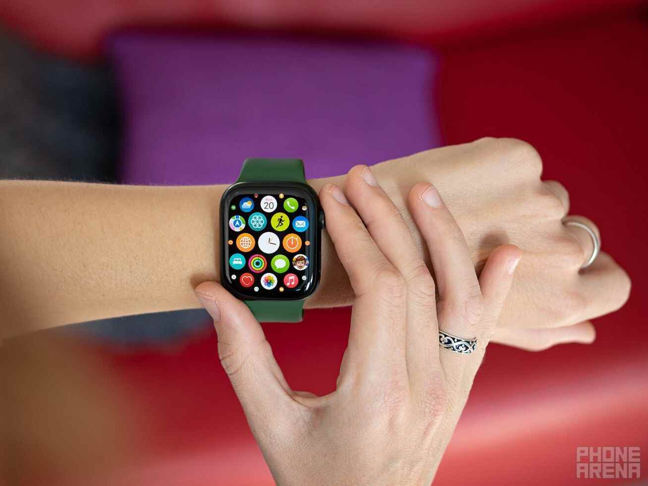 On McDolar, sahte Apple Watch'ta bu kadar çok uygulamanın olmadığını söylüyor!  |  Resim kredisi - PhoneArena - Bu havaalanında ne kadar çok AirPods ve Apple Watch sahte ele geçirildiğine inanamayacaksınız
