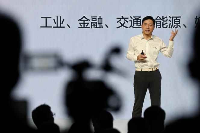 Baidu'nun kurucu ortağı ve CEO'su Robin Li, 16 Mart 2023'te Pekin'de Ernie Bot sohbet robotunu tanıttı.