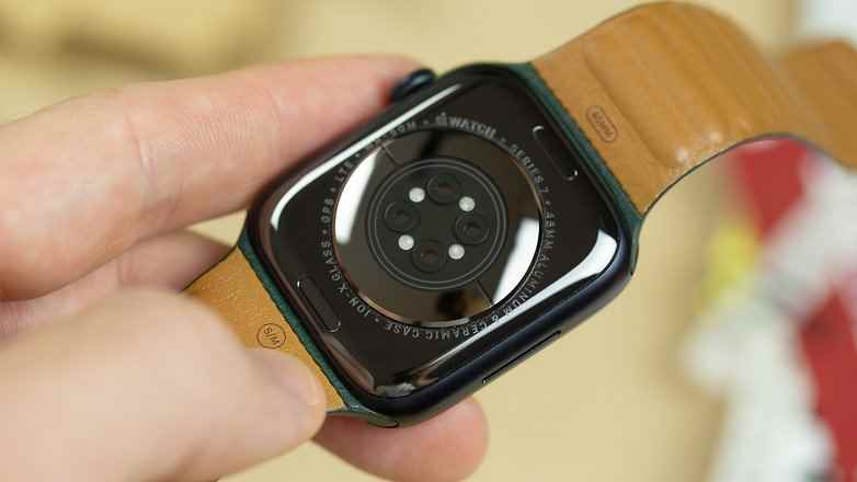 Apple Watch Series 7'nin arkasındaki sıcaklık sensörleri.