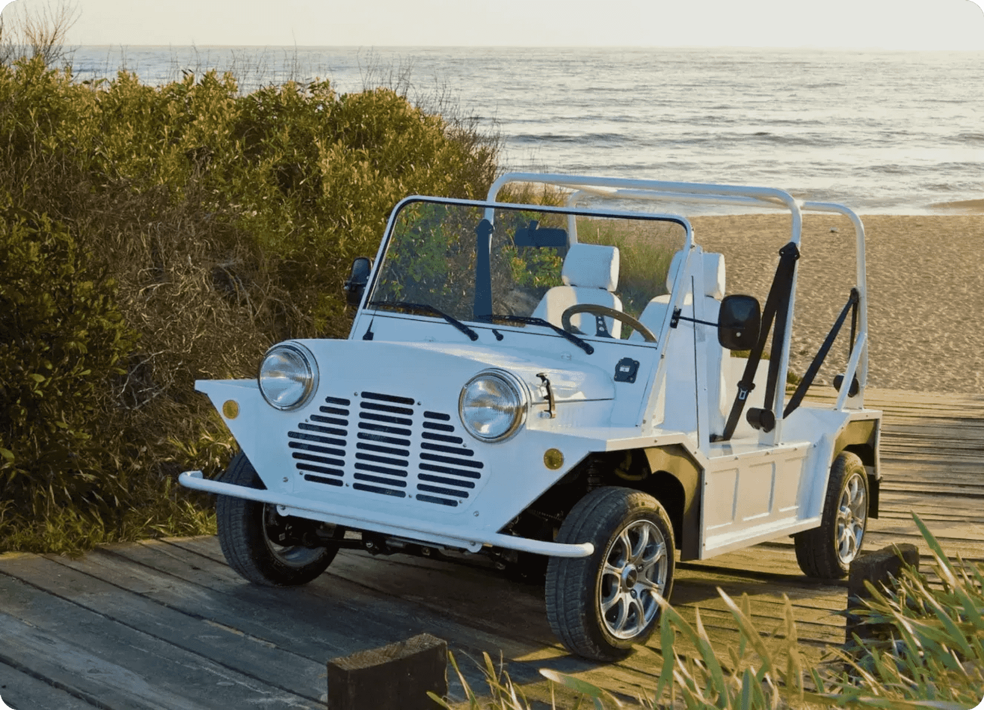 Dört koltuklu Mini Moke'tan ilham alan bir boş zaman arabası olan Kate Original'in bir fotoğrafı.