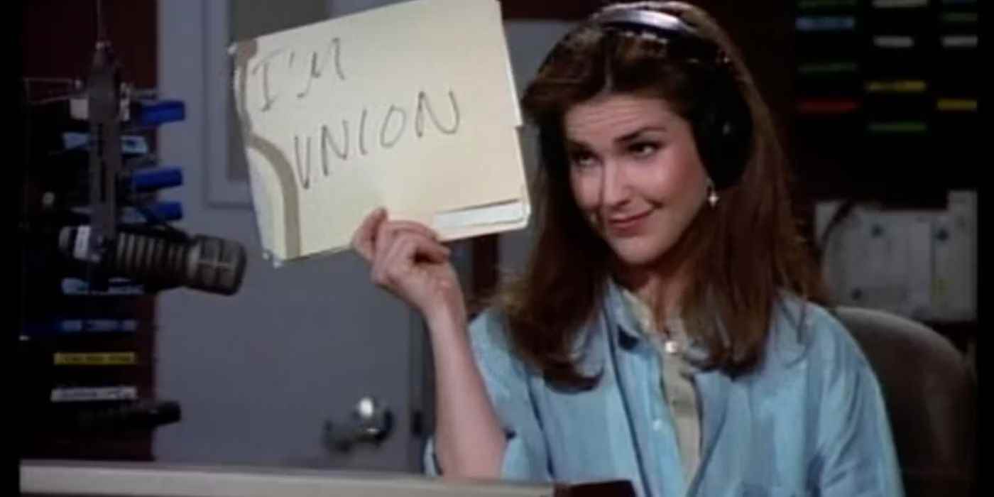 Roz, Frasier'deki standında elinde bir tabela tutuyor