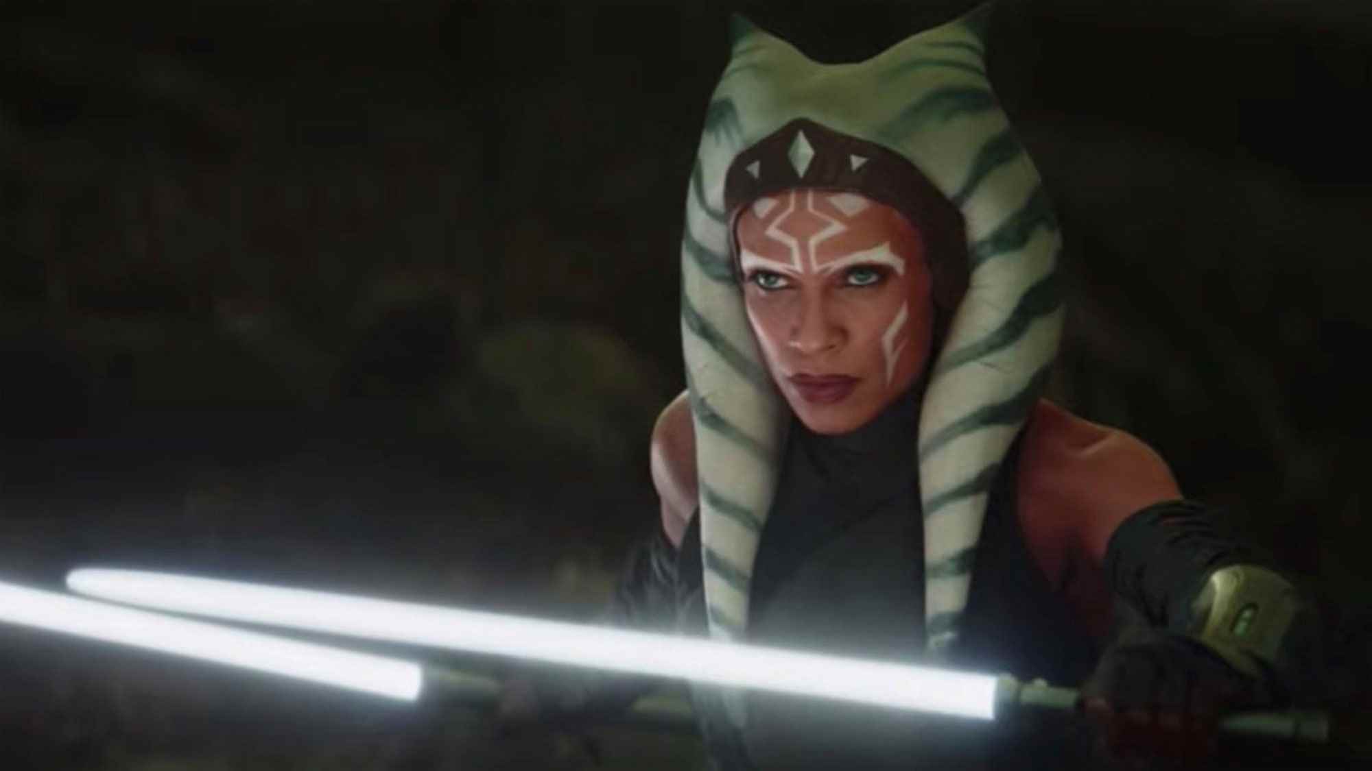 Ahsoka karavanında çift ışın kılıcı tutan Ahsoka Tano rolünde Rosario Dawson