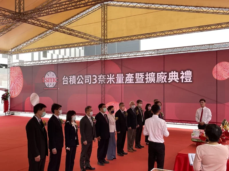 Katılımcılar, TSMC'nin 29 Aralık 2022'de Tainan, Tayvan'daki 3 nanometre töreninde fotoğraf çektirmek için poz veriyor
