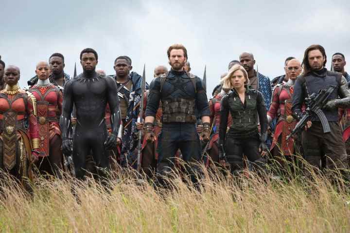 T'Challa, Captain America ve Black Widow, Avengers: Infinity War'da Wakanda ordusunun önünde duruyor.