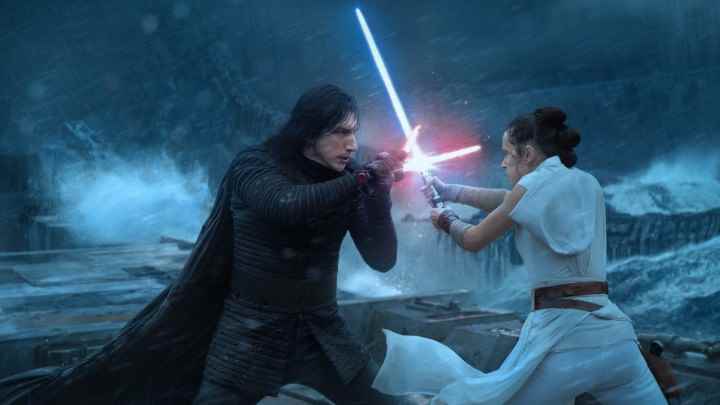 Rise of the Skywalker'da Kylo ve Rey kavga ediyor