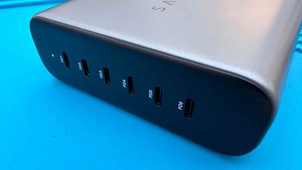 Satechi 200W USB-C Altı Bağlantı Noktalı GaN Şarj Cihazının bağlantı noktalarının yakından görünümü