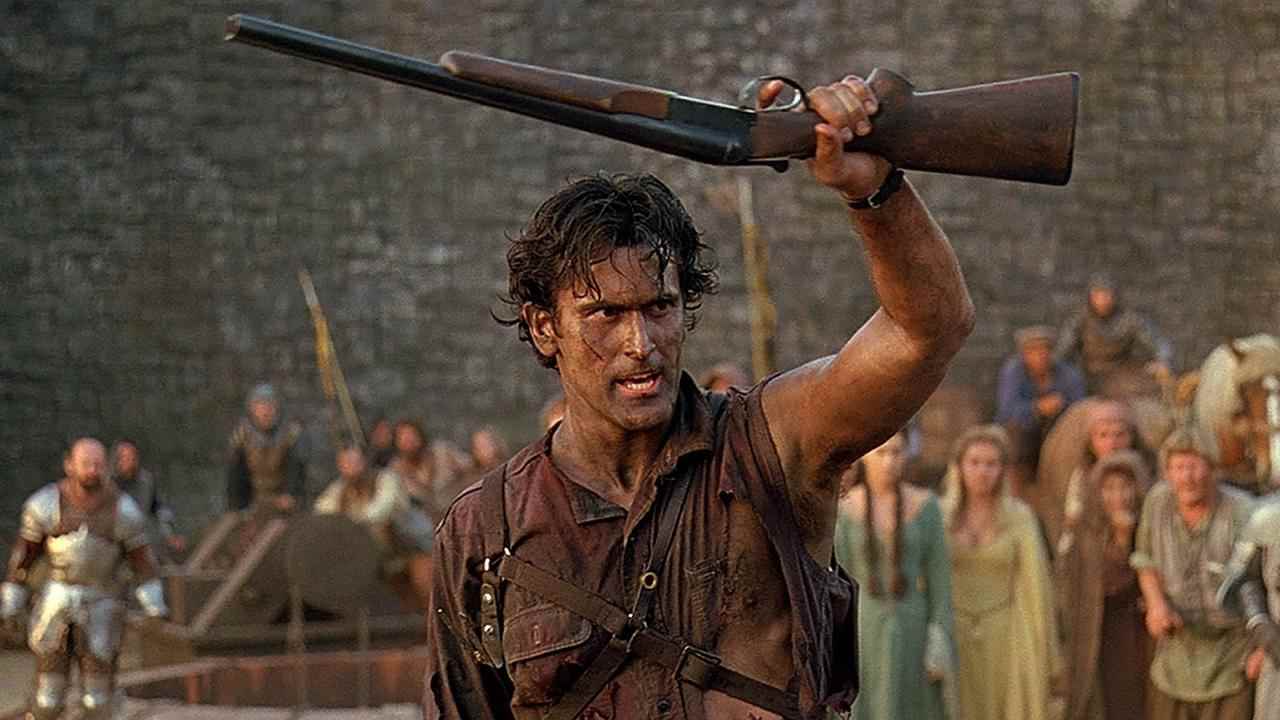 Army of Darkness, Bruce Campbell'ı bir kalabalığa hitap ederken gösteriyor.