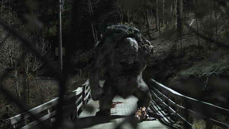 Köprüde bir trolü gösteren Trollhunter filmi