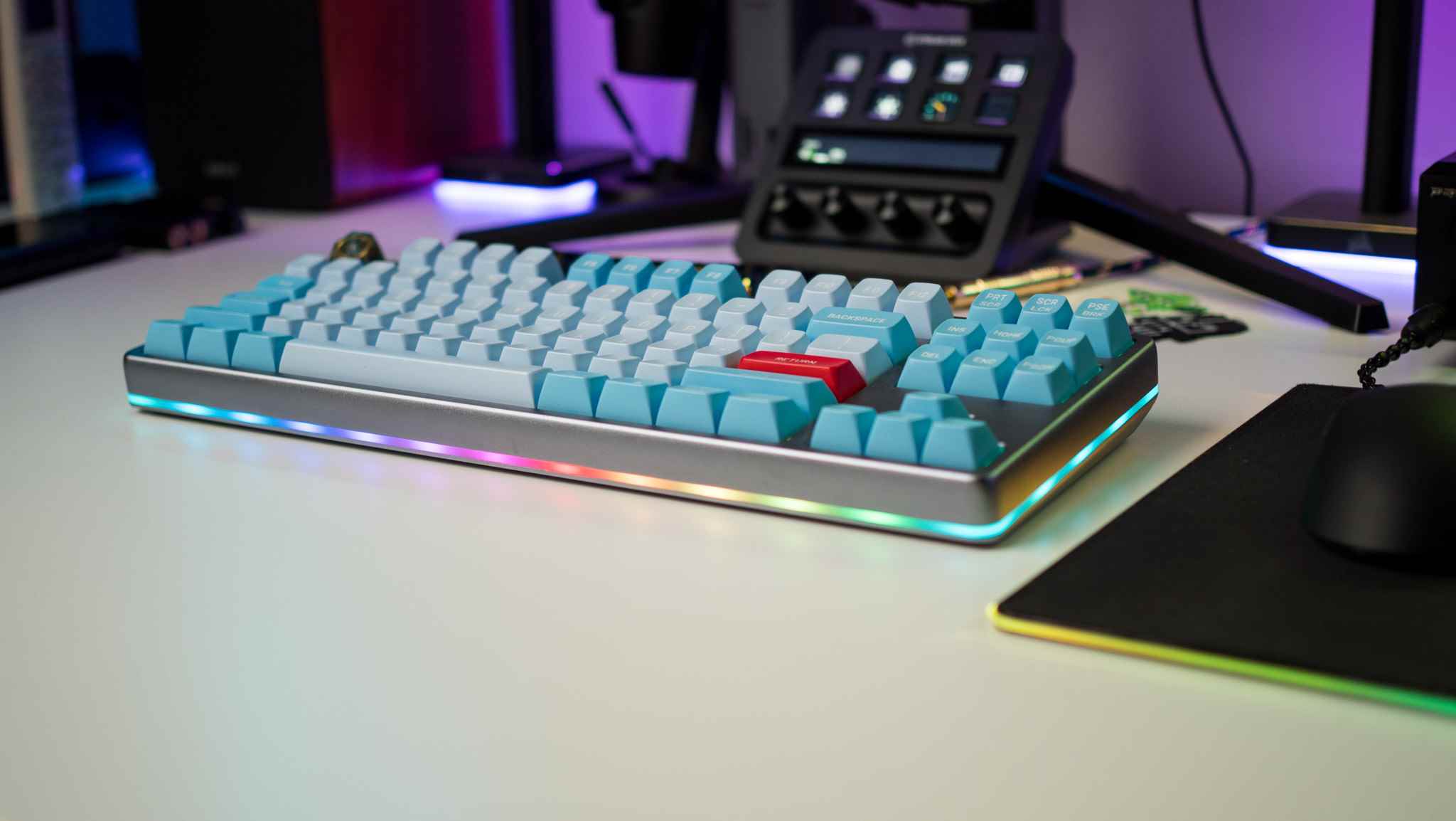 Drop Americana Klavyesinde RGB aydınlatmanın yandan görünümü