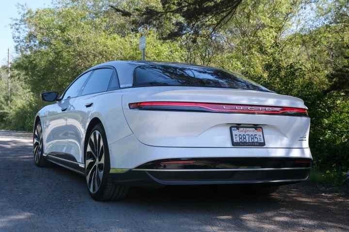 Beyaz bir Lucid Air Grand Touring'in arkadan görünümü. 