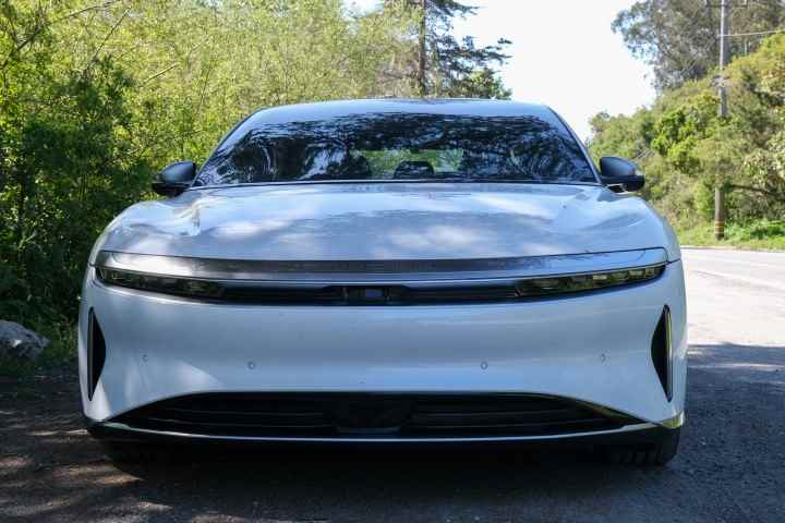 Lucid Air Grand Touring'in önden görünümü. 