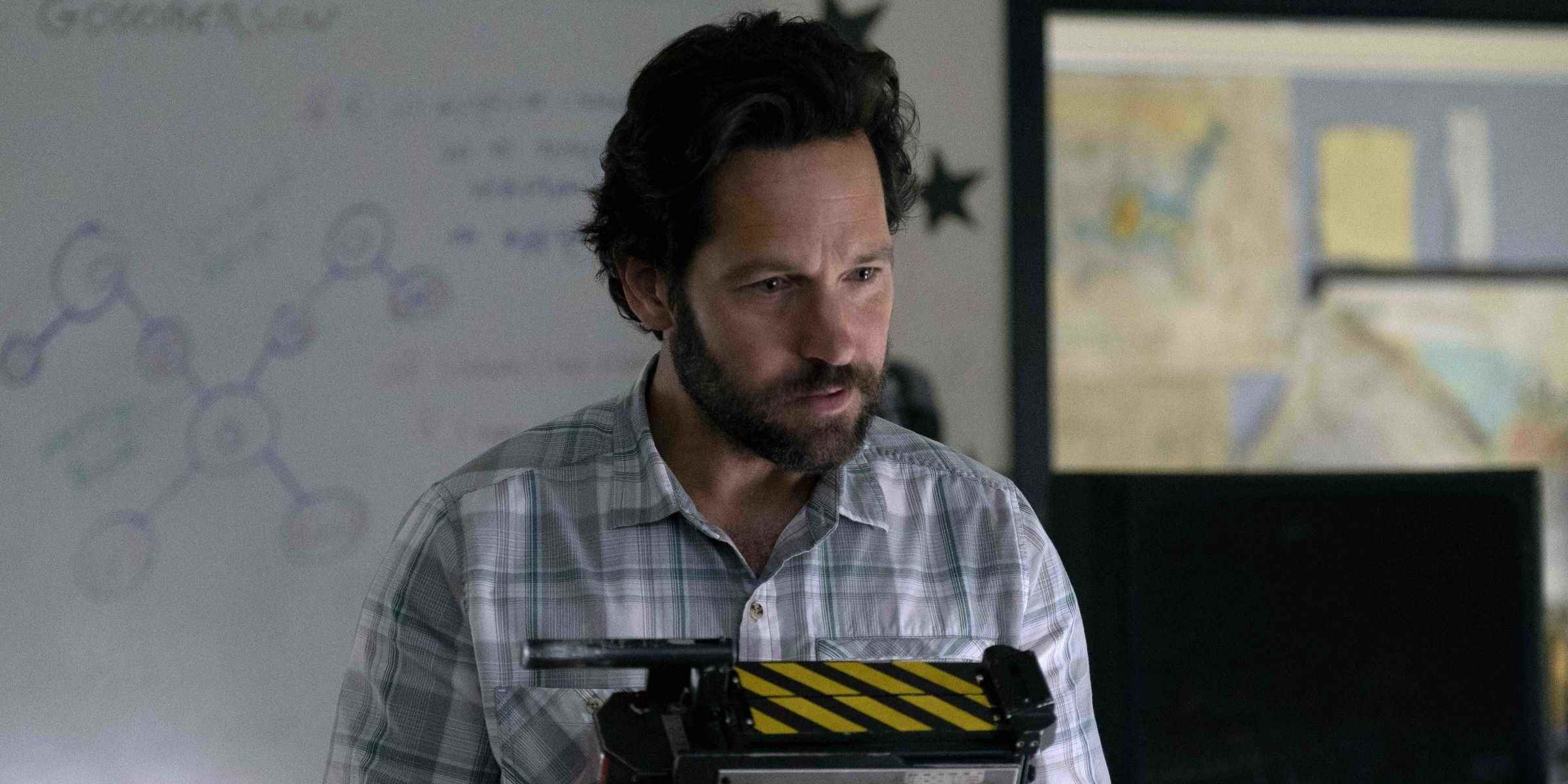 Paul Rudd, Ghostbusters Afterlife'ta bir beyaz tahtanın önünde