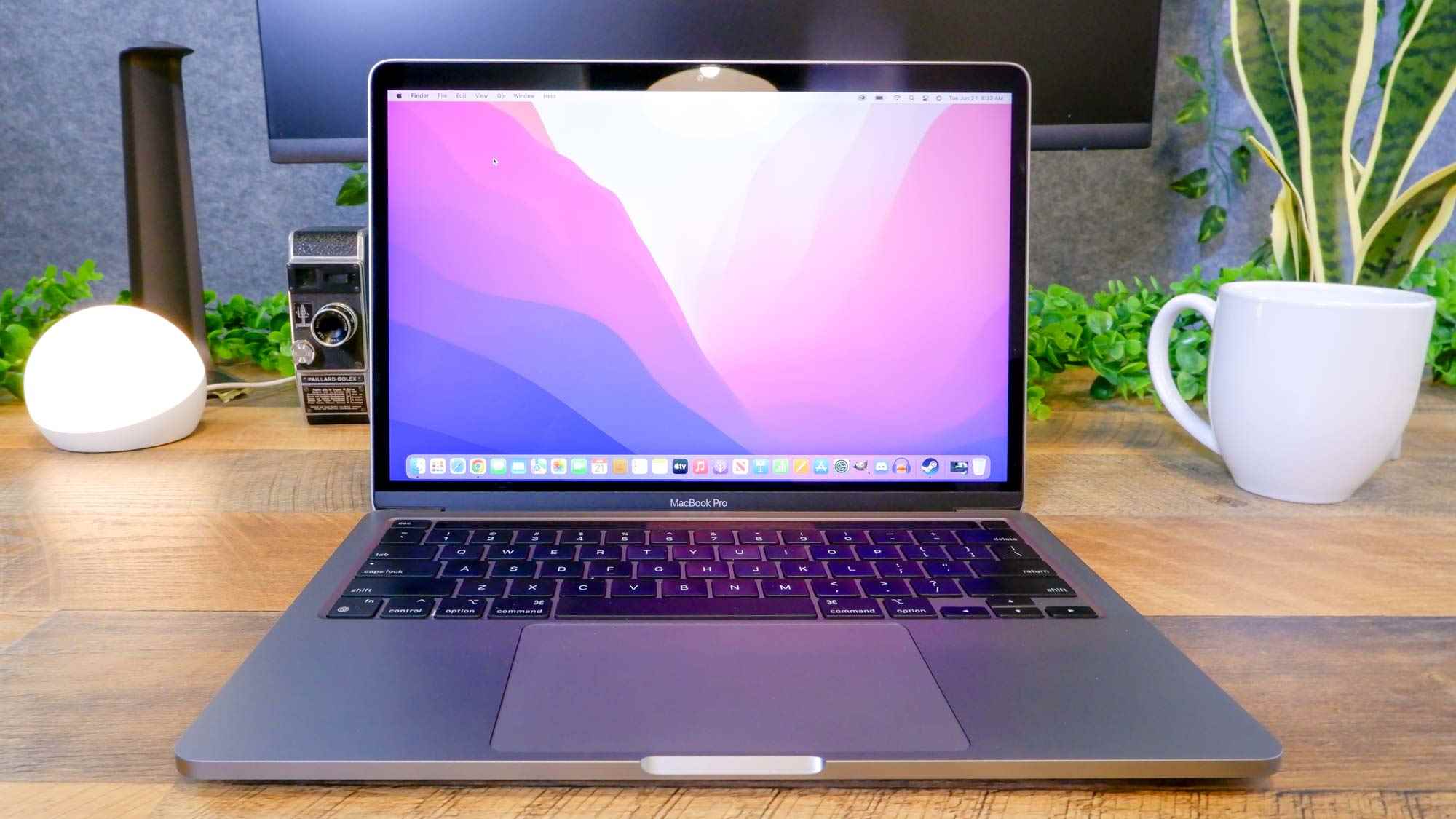 Masa üzerinde duran MacBook Pro 13 inç (M2, 2022) —MacBook Pro 13 inç (M2, 2022) incelemesi