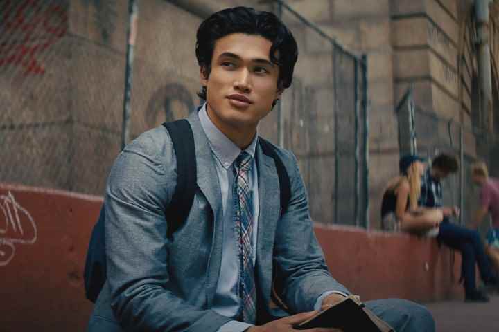 Charles Melton, Güneş de Bir Yıldızdır'da bir kitap okuyor.