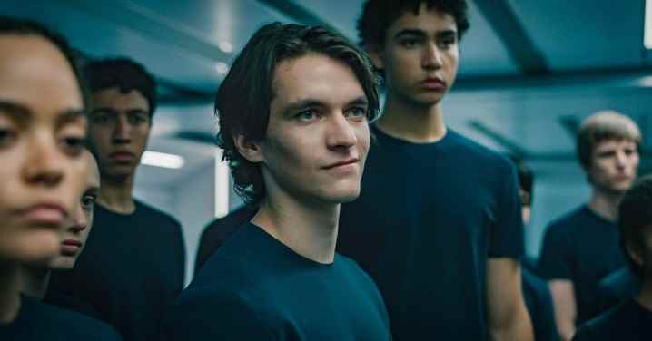 Fionn Whitehead, Voyagers'da gülümsüyor.