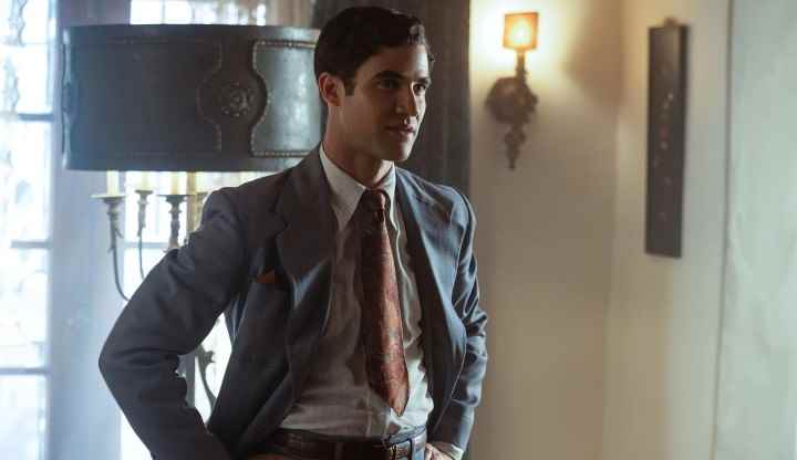 Darren Criss, Hollywood'da duruyor.