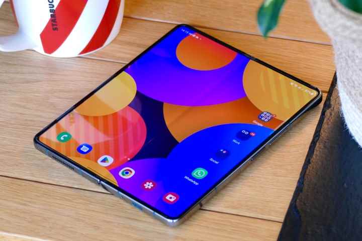 Galaxy Z Fold 4'ün açık ekranı ve kıvrımı.