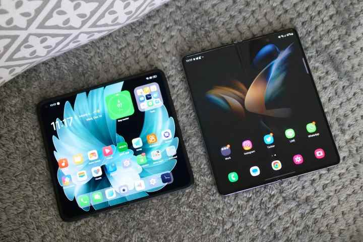 Açık ekranlı Oppo Find N2 ve Galaxy Z Fold 4.