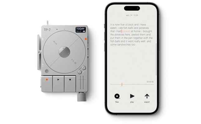 Teenage Engineering TP-7 Saha Kaydedici, bir iPhone'un ve ekranda yazıya dökülmüş bir kaydın bulunduğu bir uygulamanın yanında.