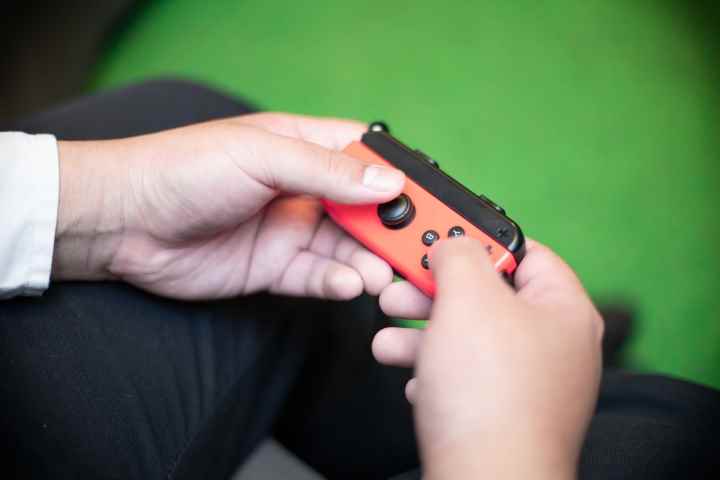 Bir Anahtarın yanında dört Joy-Con denetleyicisi.