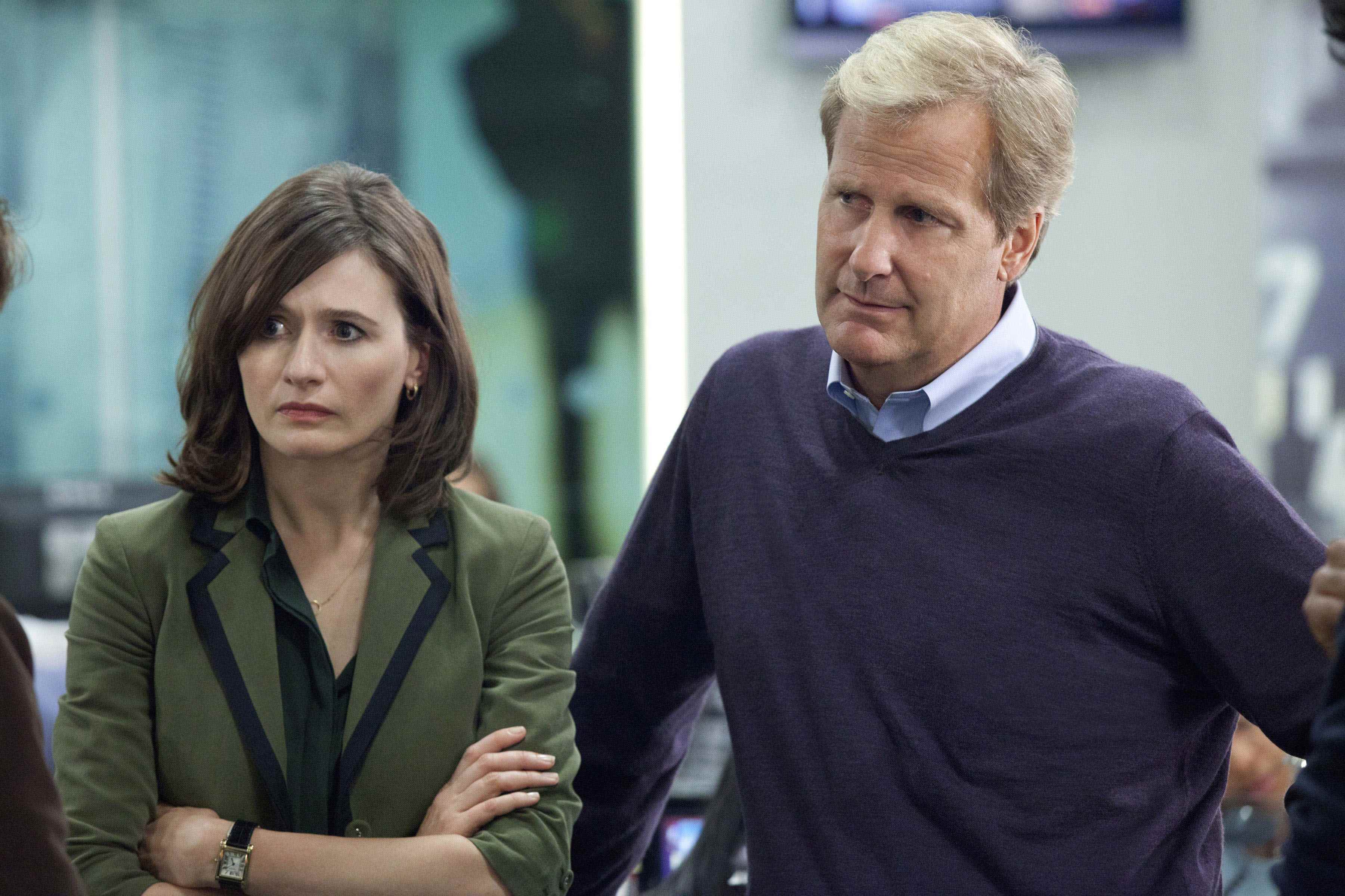 (Soldan Sağa) The Newsroom'da Mackenzie McHale rolünde Emily Mortimer ve Will McAvoy rolünde Jeff Daniels