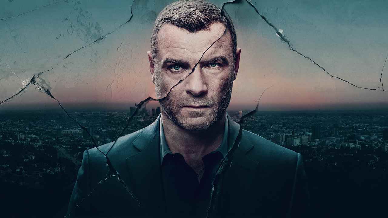 Ray Donovan'da Ray Donovan rolünde Liev Schreiber, yırtılmış ve arka planda şehir manzarasını gösteren sanatı gösteriyor.