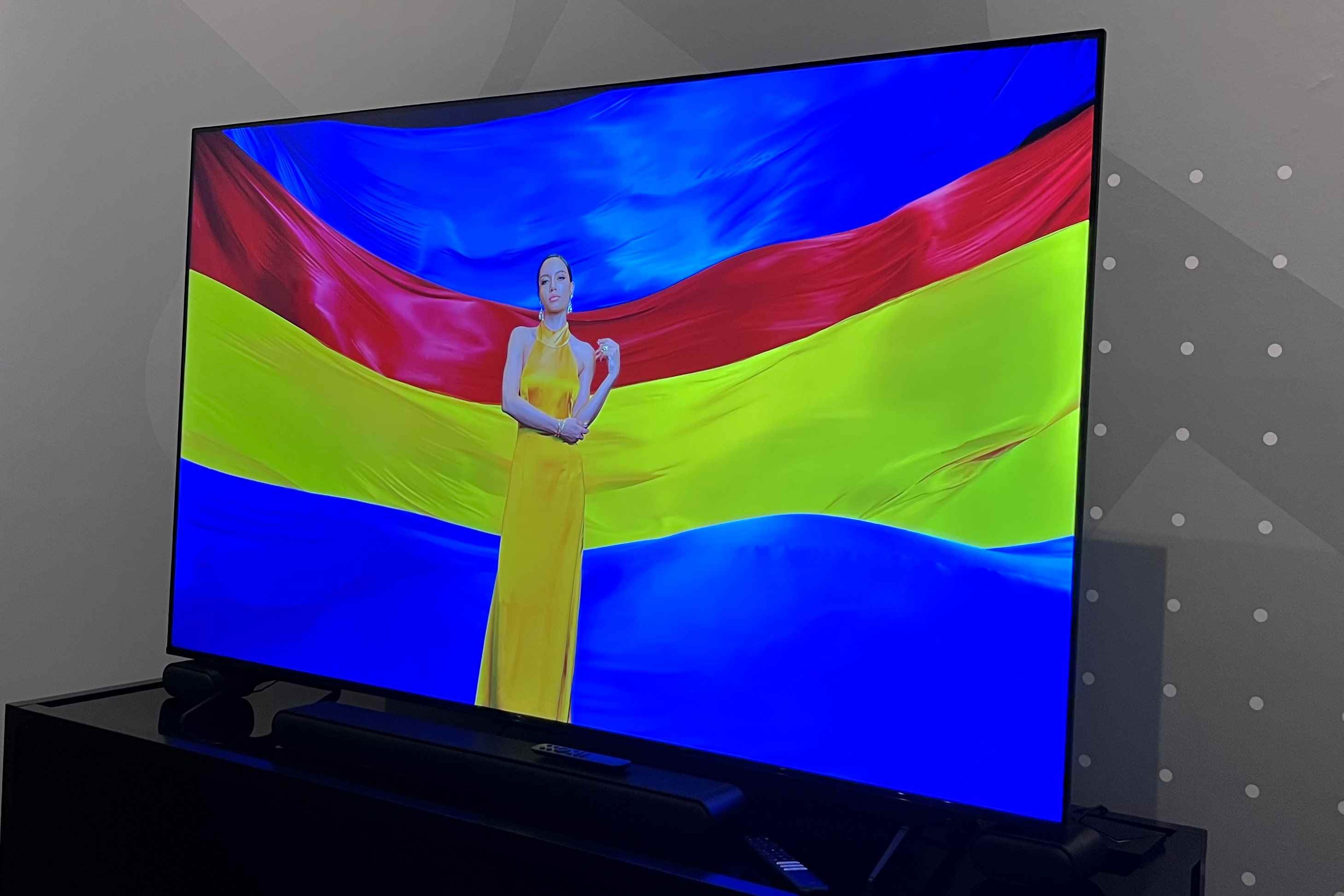 Renkli görüntü gösteren TCL S4 TV