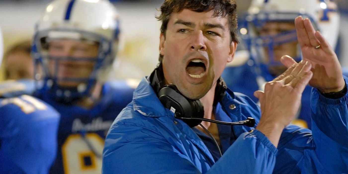 Antrenör Eric Taylor Friday Night Lights'ta bir maçta bağırıyor