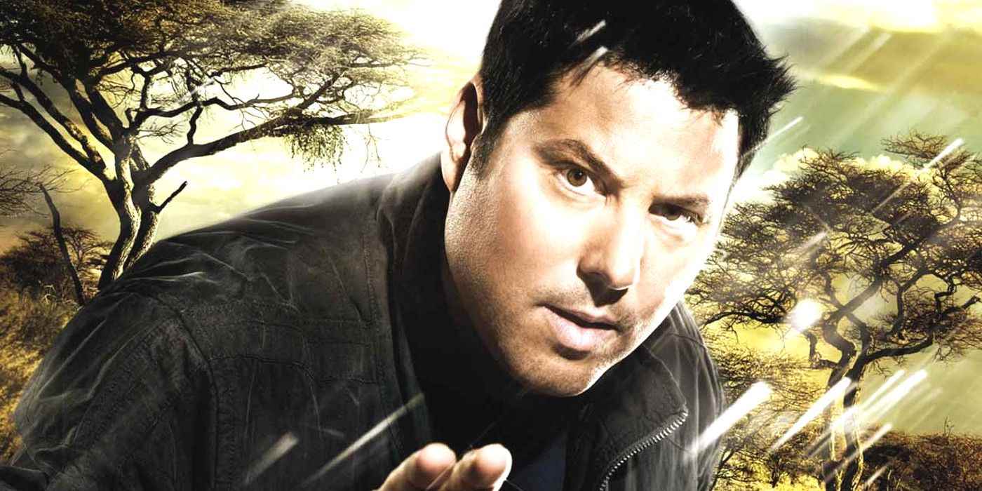 Heroes filminde Greg Grunberg, yağmurda bir orman fonunda kahramanca poz veriyor