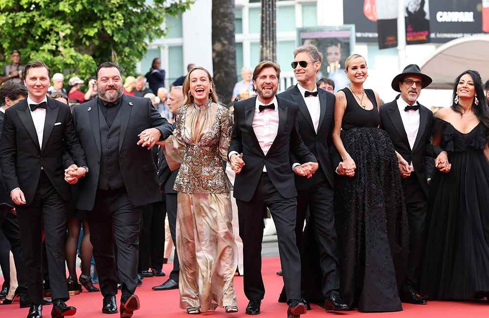 (Soldan Sağa) Jüri Üyeleri Paul Dano, Denis Ménochet, Brie Larson, Jüri Başkanı Ruben Östlund, Damian Szifron, Julia Ducournau, Atiq Rahimi ve Maryam Touzani