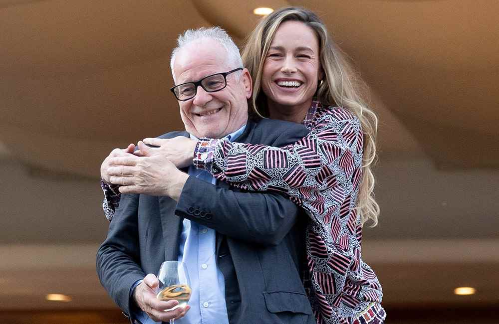 (LR) Thierry Fremaux ve Brie Larson, 15 Mayıs 2023'te Fransa'nın Cannes kentindeki Hotel Martinez In The Unbound Collection By Hyatt'ta düzenlenen 76. Cannes film festivali öncesinde Jüri Yemeğine katılıyor.