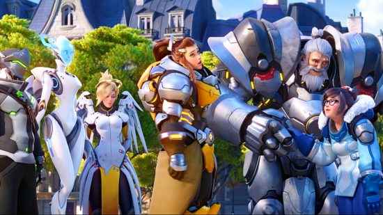 Overwatch 2 PvE - Birkaç kahraman, zaferlerini kutlamak için açık havada toplanır ve korkunç bir şakanın ardından başlarını sallar.