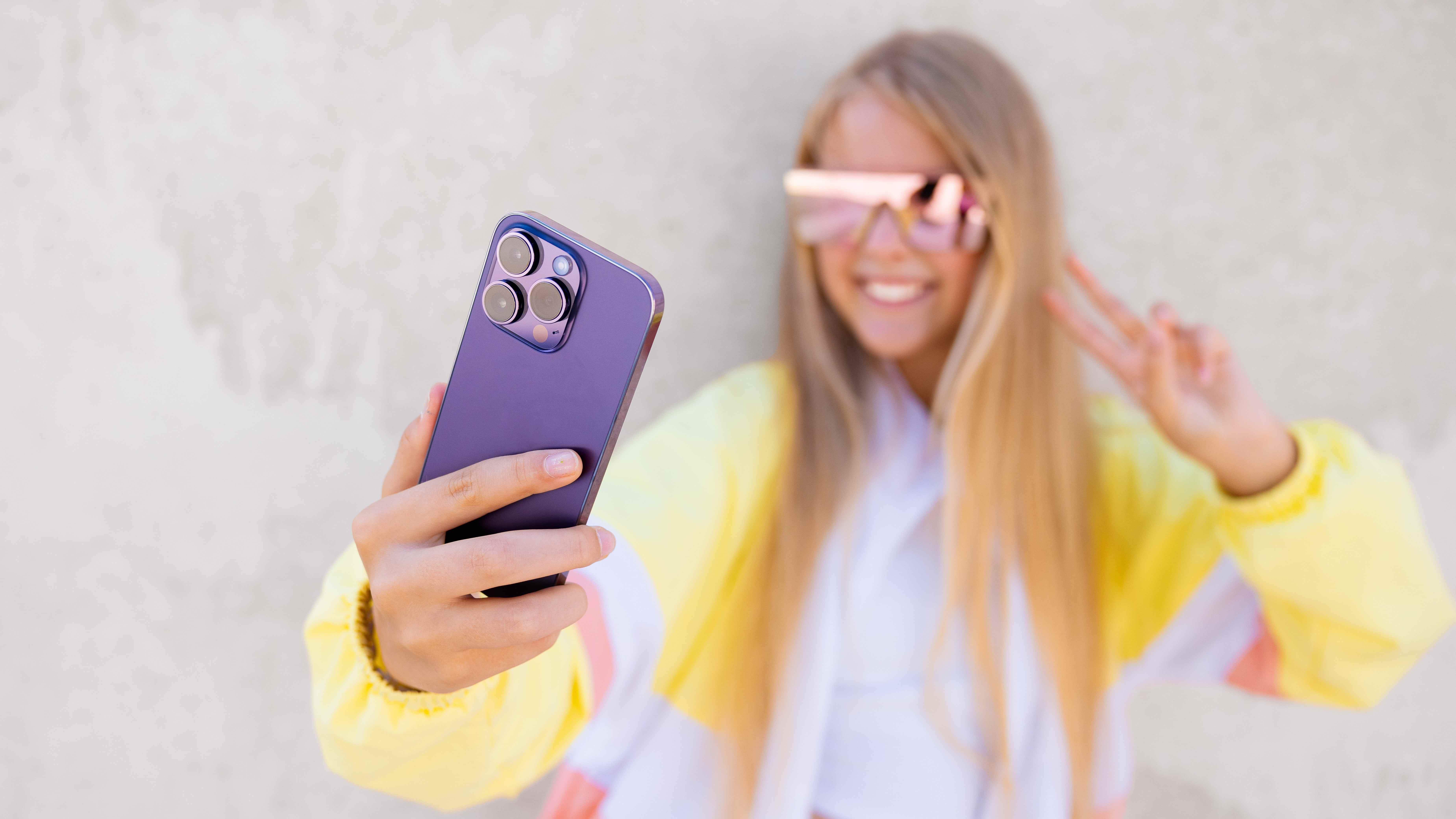 iPhone ile selfie çeken genç kız