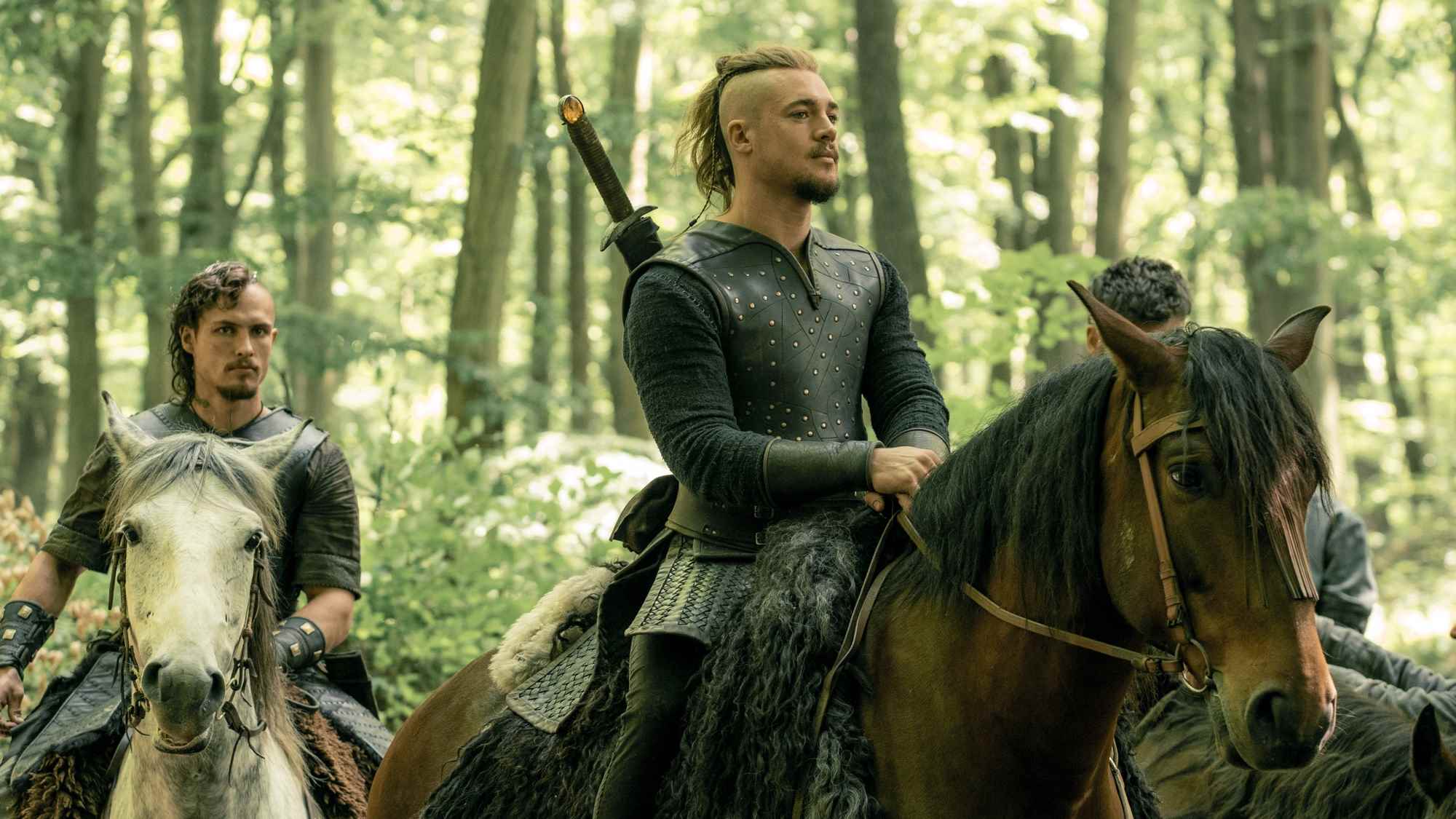 The Last Kingdom'da Sihtric rolünde Aenas Fedaravicius ve Uhtred rolünde Alexander Dreymon